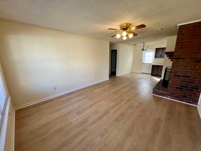 Building Photo - 1 Level*Spacious*Brick 2 Bed/2 Bath Duplex...