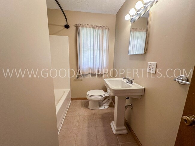 Building Photo - 3 Bedroom, 2 Bath on a cul-de-sac with a 4...