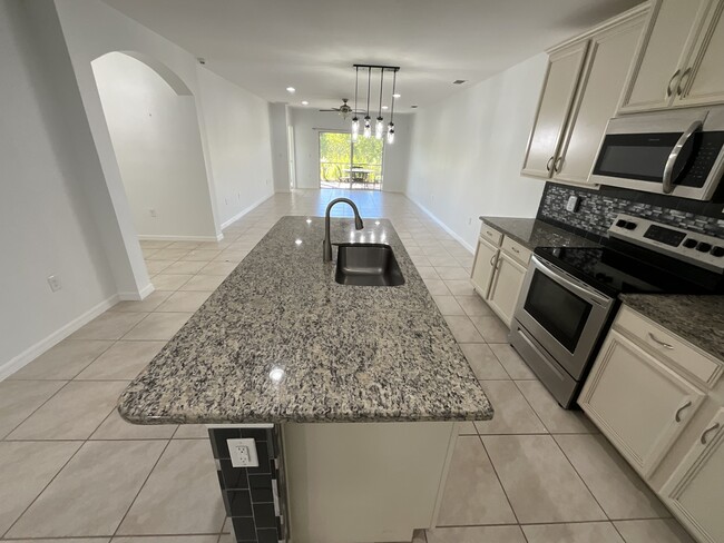 Foto del edificio - 4369 Dutchess Park Rd