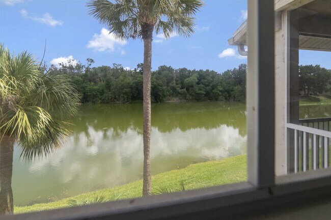 Foto del edificio - 221 Lake Brook Cir