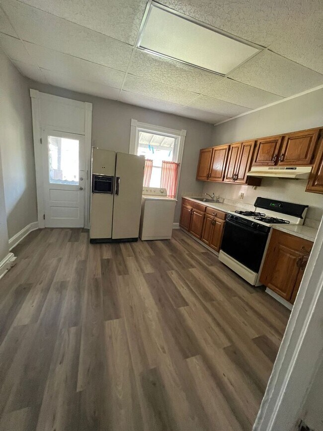 Building Photo - Three Bedroom One Bathroom Recently Renova...