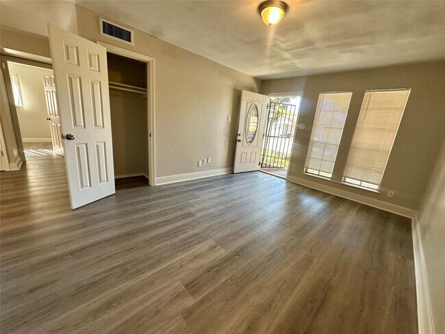 Foto del edificio - 9834 Denning Dr