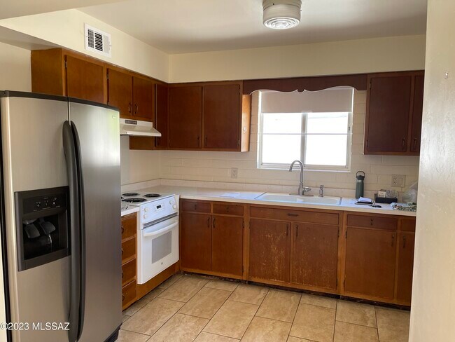 Building Photo - 2320 N Rainbow Vista Dr
