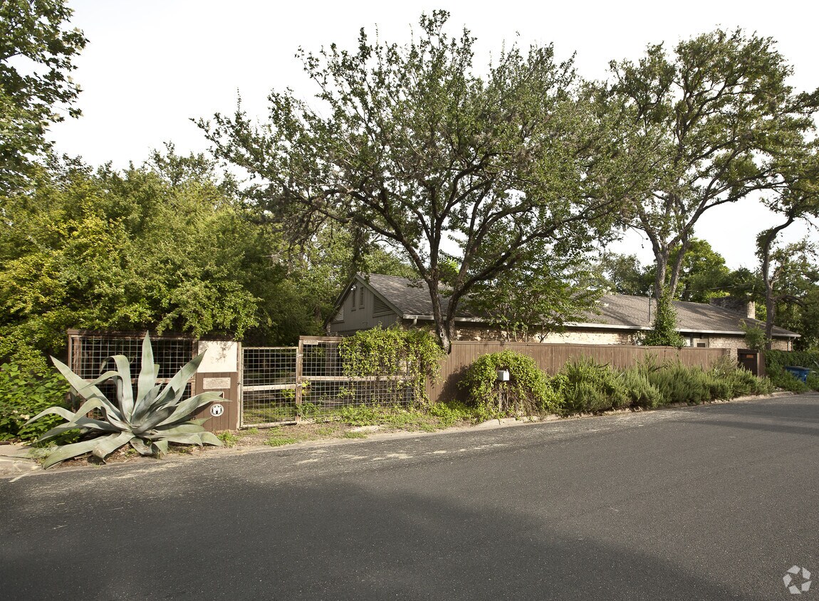 Primary Photo - 2411 Kinney Rd