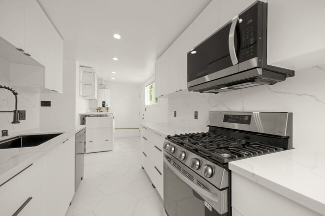 1386-1388 47th Avenue (1355r) - 1386-1388 47th Avenue (1355r) Apartment