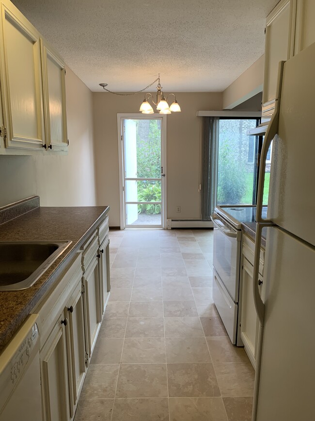 Kitchen & Dinning Room - 4618 Cedar Lake Rd S