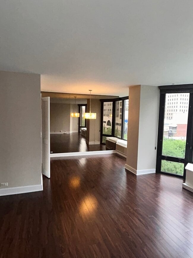 Foto del edificio - 50 E Bellevue Pl