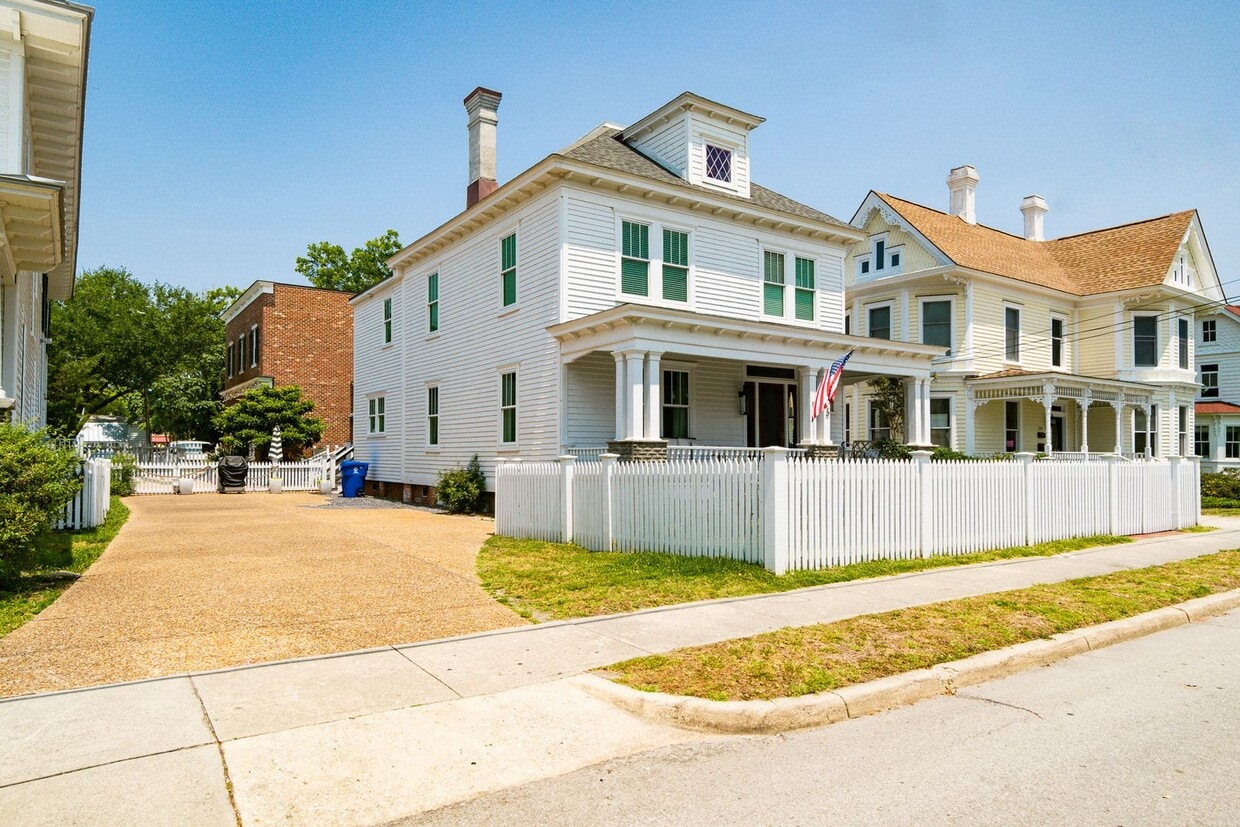 Primary Photo - Downtown Beaufort Luxury Home