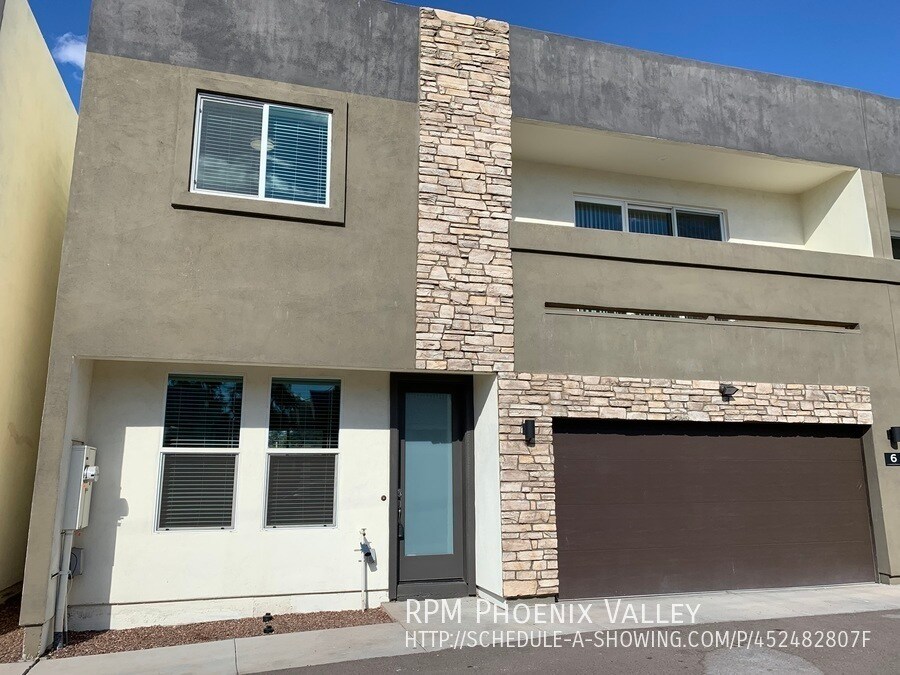 Primary Photo - MOVE IN READY - Like New 3 bed/2.5 Town Ho...