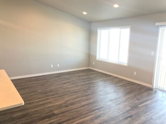 Building Photo - 4 bed 3 bath