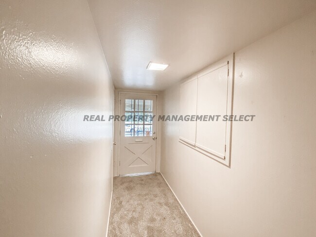 Building Photo - Sparkling 2 Bed 1 Bath Arden-Arcade Duplex!