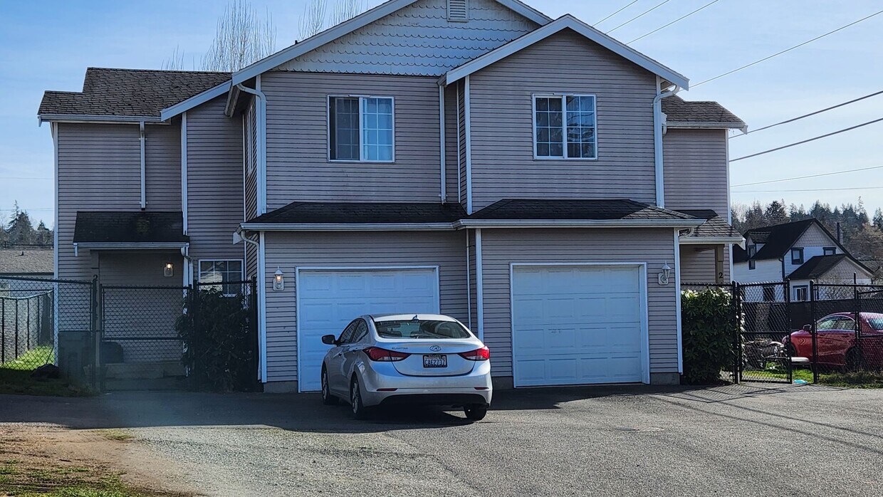 Primary Photo - 4 Bedroom 2 Bath w/ Garage close to Wahtco...
