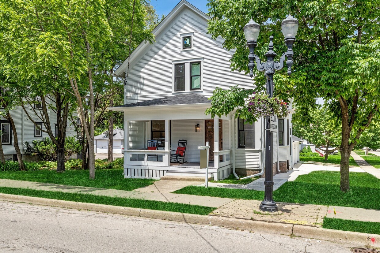 Primary Photo - 302 W Main St