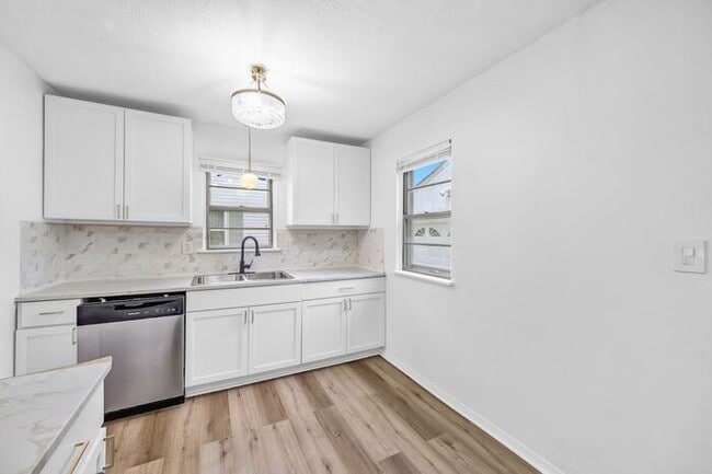 Foto del edificio - Stunning 5 Bed, 2 Bath Euclid Ohio!