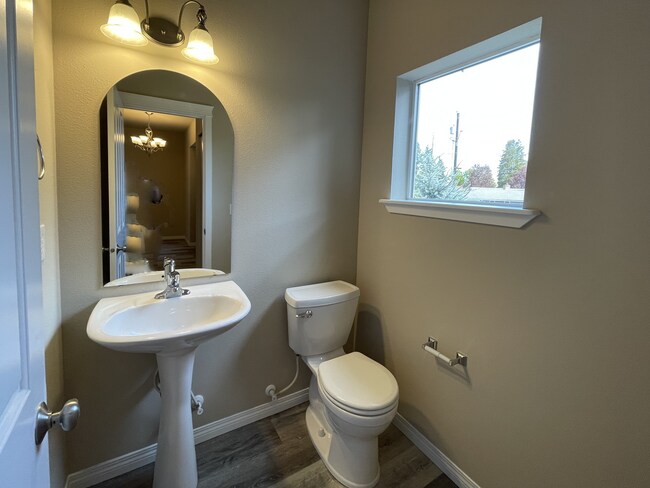 Building Photo - Nice Modern Townhouse Available Now!!