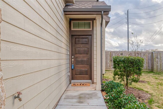 Building Photo - 8700 Laurel Crest Dr