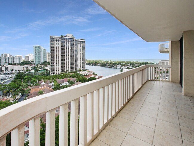 Foto del edificio - 19355 Turnberry Way