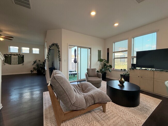 Foto del edificio - 5701 Gerard Dr