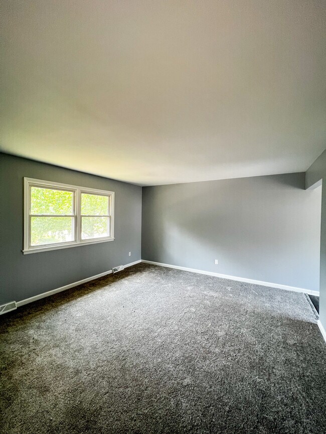 living room, new carpet throughout - 20000 E 12th Ter S