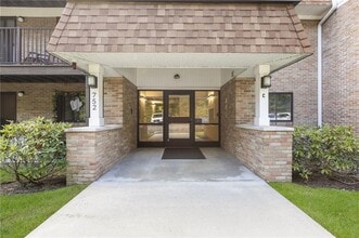 Building Photo - 752 Quaker Ln