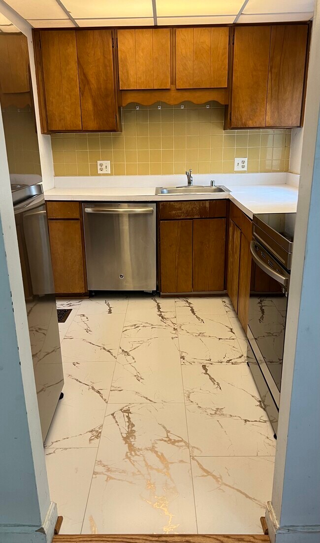 Kitchen - 2961 S Columbus St