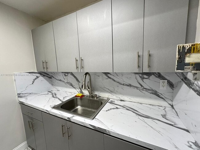 Foto del edificio - 4655 Palm Ave