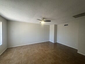 Building Photo - 935 Country Club Dr