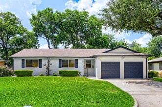 Building Photo - 3042 Oxfordshire Ln