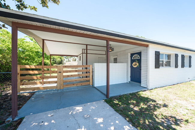 Building Photo - 230 Country Club Dr