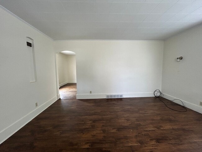Building Photo - Single Family Home with Spacious Back Yard