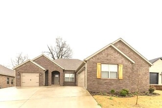 Building Photo - 3600 SW Brittany Rd