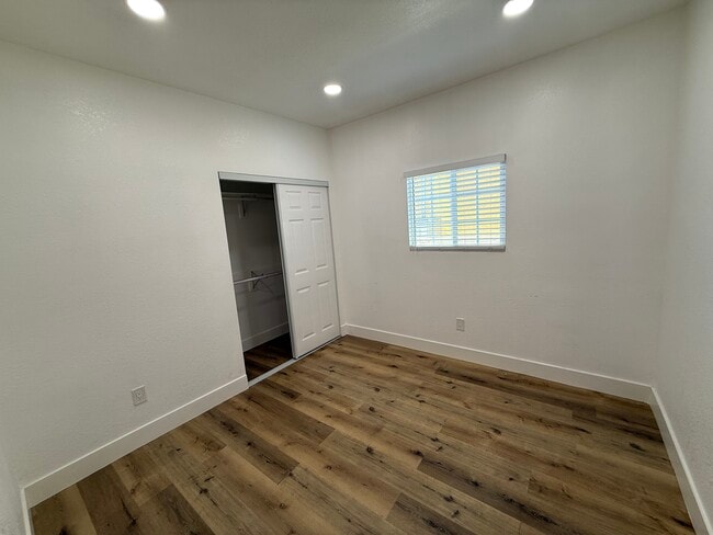 Foto del edificio - 514 N McDonnell Ave