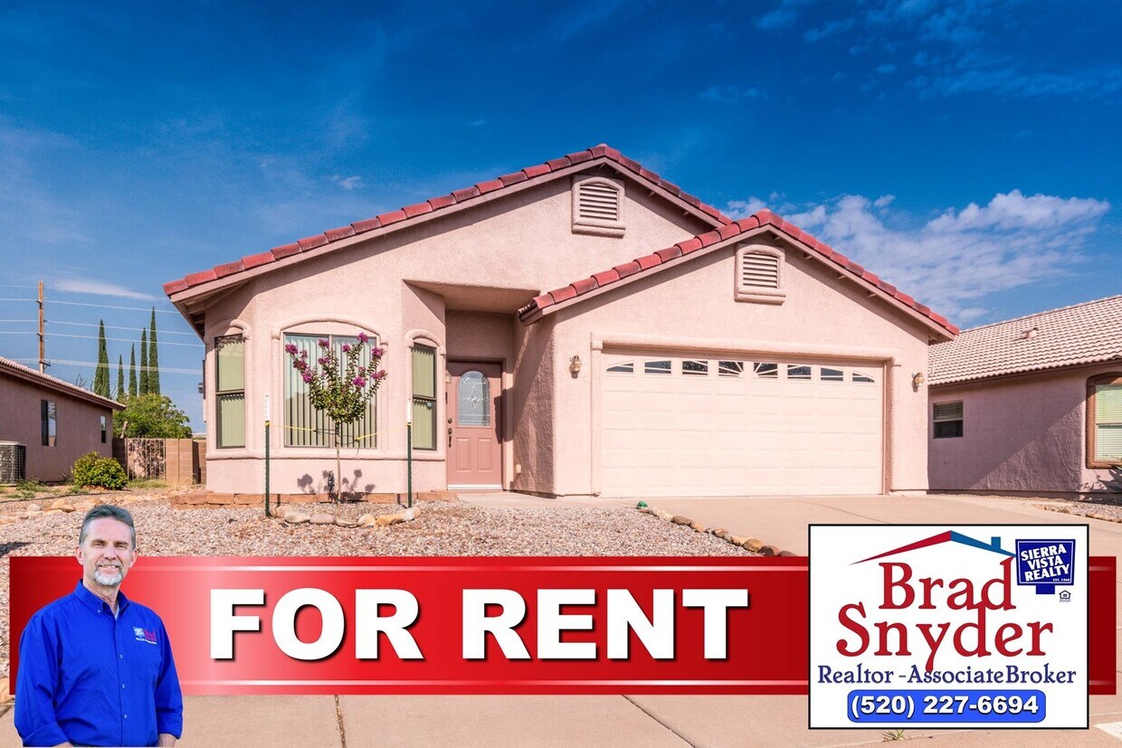 Foto principal - Charming 3-bedroom, 2-bathroom Home w/ 2 C...