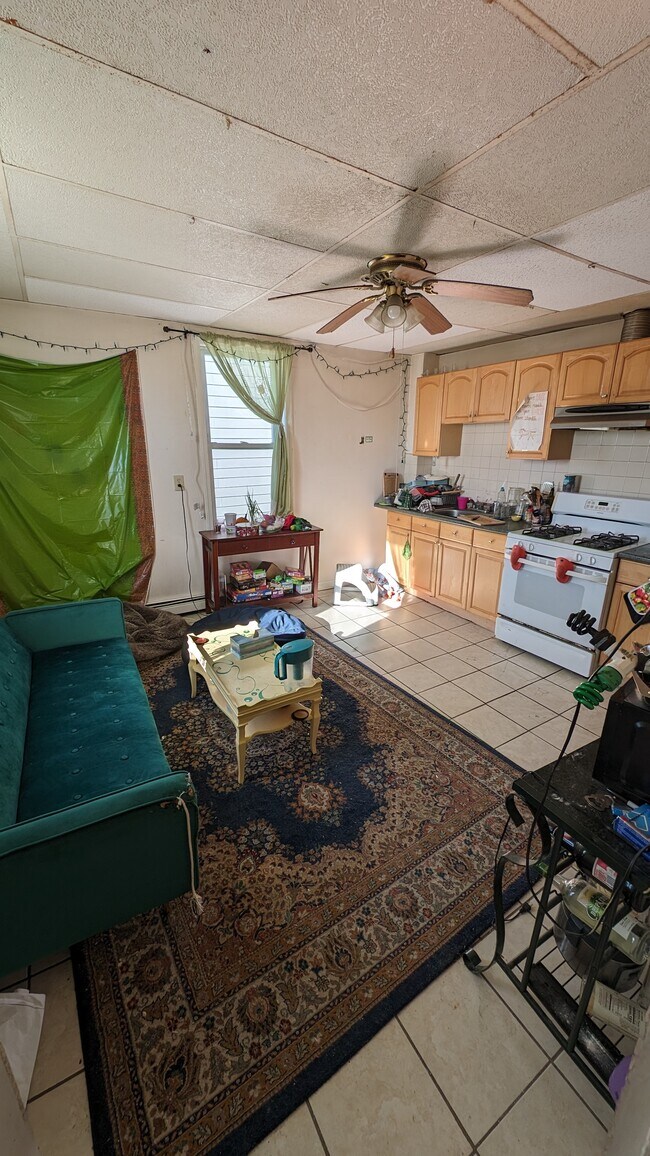 Foto del edificio - 50 Fisher Ave