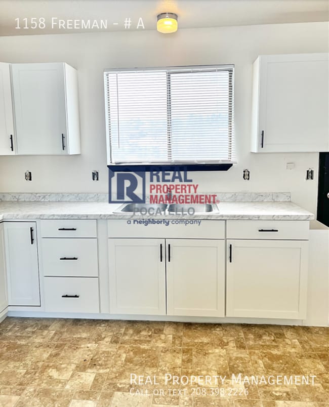 Building Photo - 2 bed 1 bath - 1 car garage - Pet Friendly
