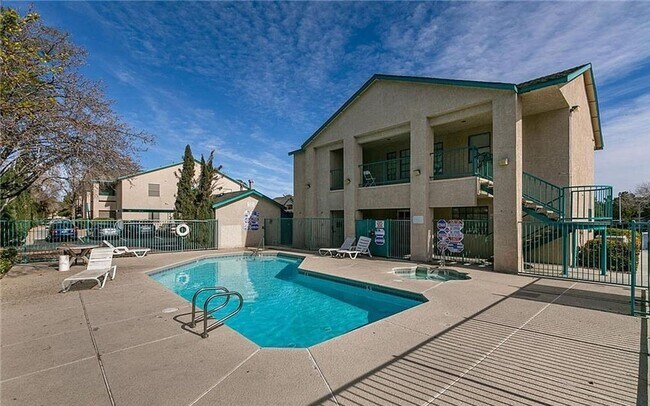 Foto del edificio - BEAUTIFUL  1 BED 1 BATH CONDO MINUTES FROM THE STRIP!