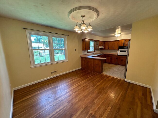 Foto del edificio - 3 BED / 1.5 BATH SINGLE FAMILY