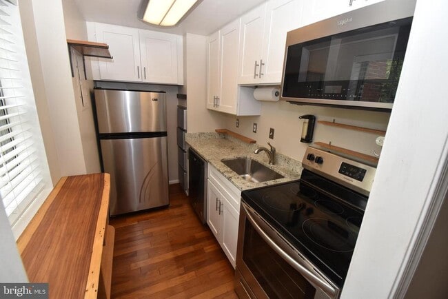 Building Photo - 1816 Queens Ln