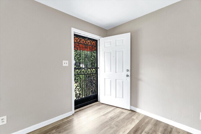 Foto del edificio - 3931 E 177th St