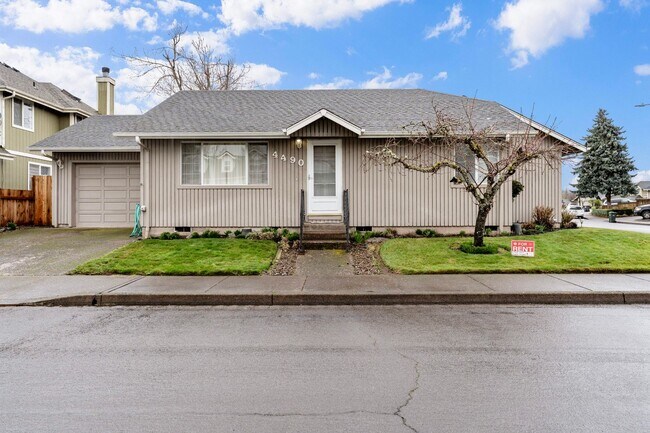 Foto del edificio - Large 2 bedroom 2 bathroom duplex with garage! $500 OFF YOUR FIRST MONTH’S RENT!