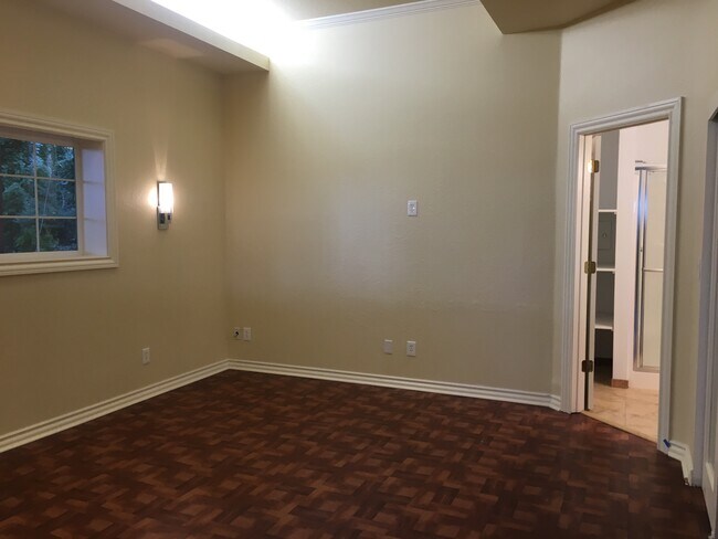 Building Photo - 6540 SW Canyon Ct