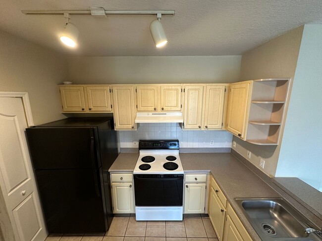 Building Photo - Lovely 4BR/2BA Visconti Condo in Maitland!