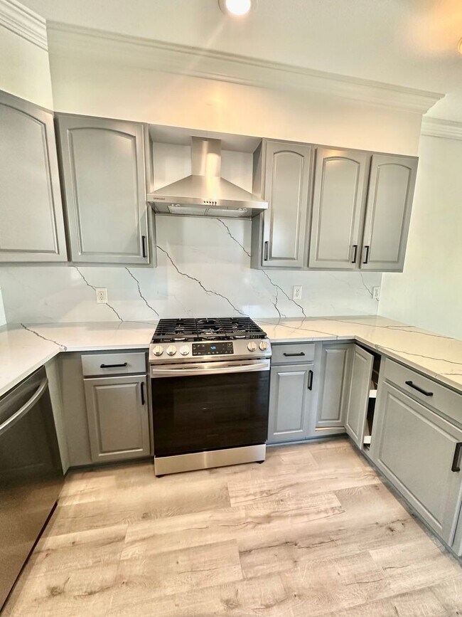 Building Photo - Modern 3 bedroom, 2.5 bathroom Townhome in...