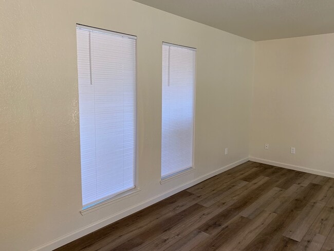 Building Photo - 2020 Floyd Ave