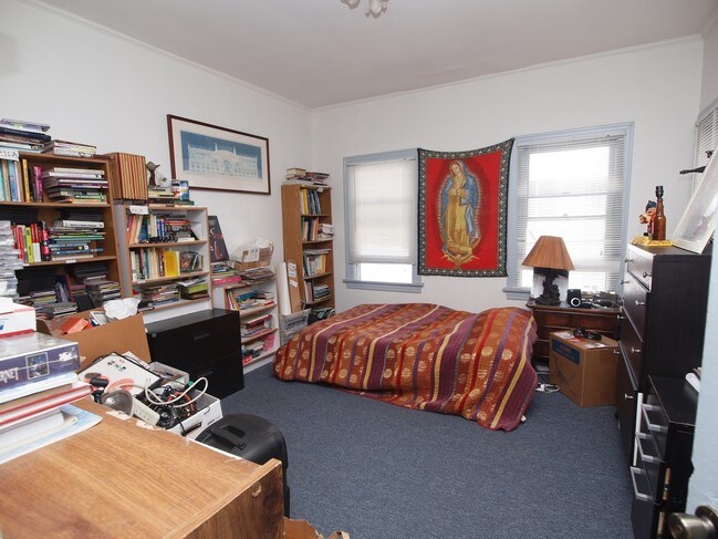 Interior Photo - 109 S Berendo St
