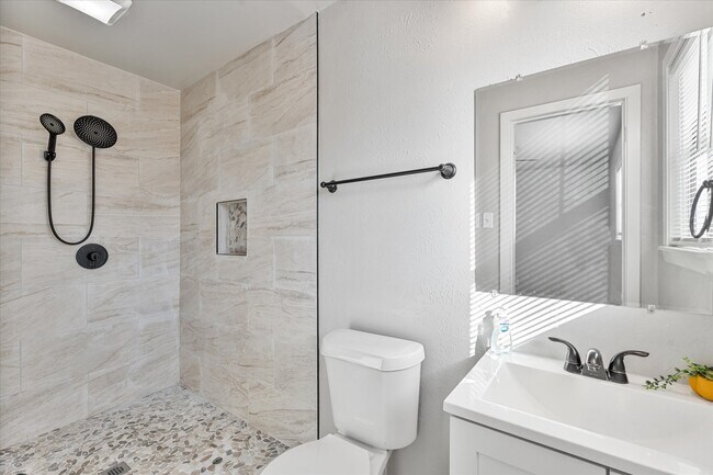 Building Photo - 833 Dutch St