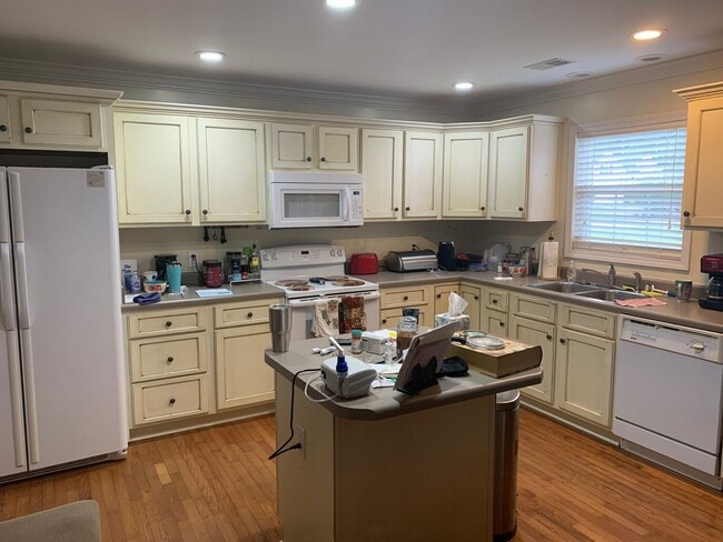 Building Photo - 3BR Eastside Beauty Available July 2026