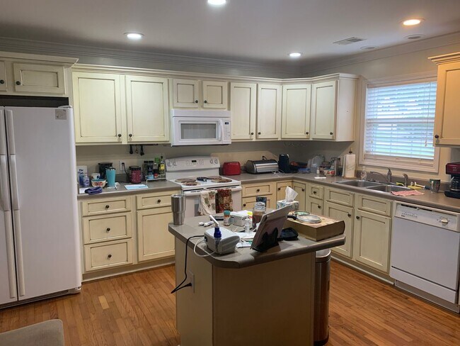 Foto del edificio - 3BR Eastside Beauty Available July 2026