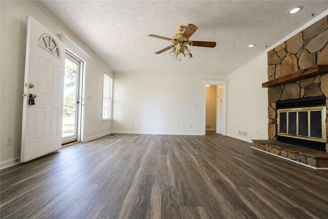 Foto del edificio - 818 Springlake Rd