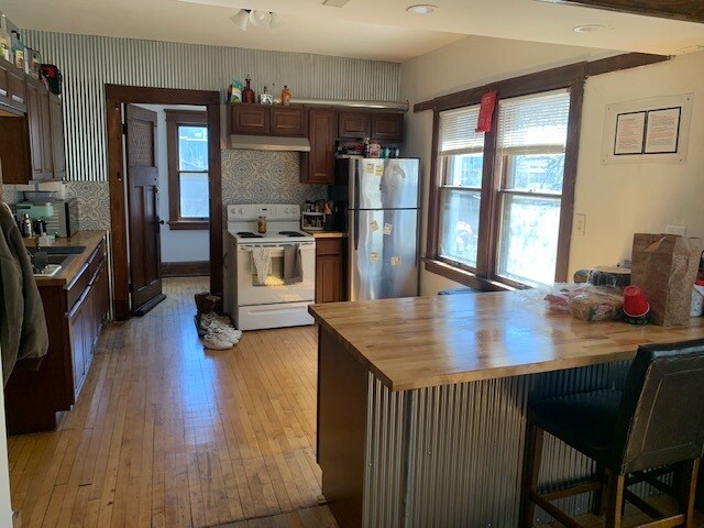 Foto del edificio - 3360 N Oakland Ave